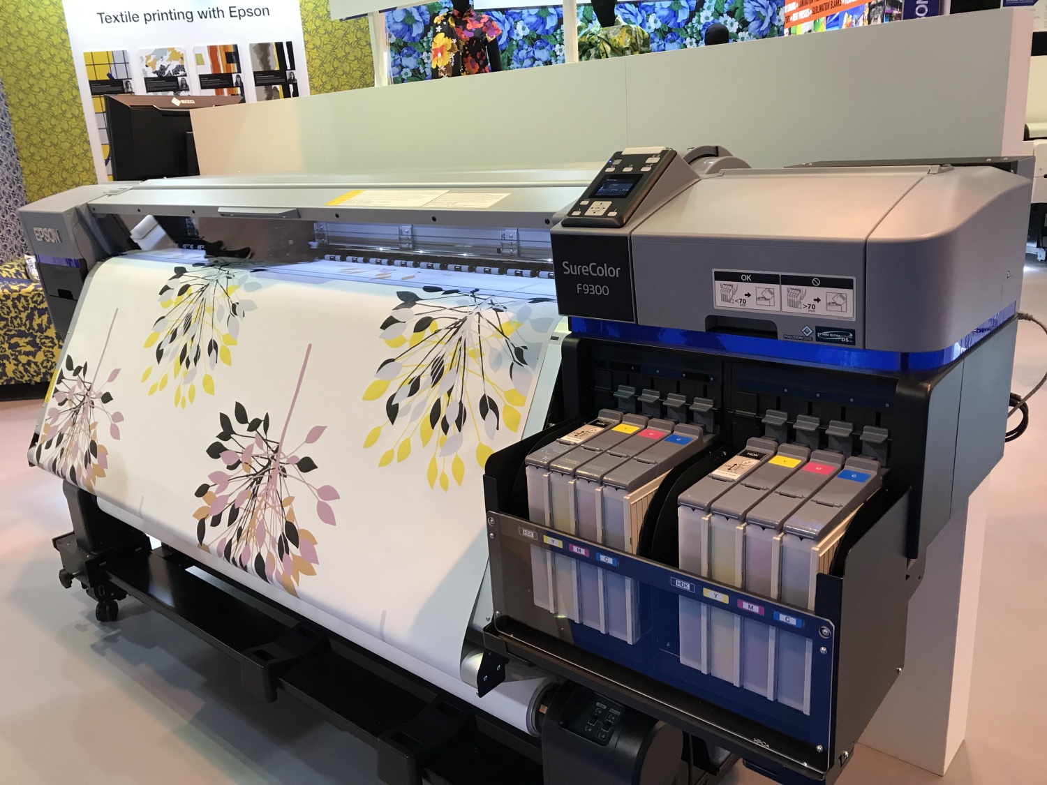 U.-Epson-SureColor-SC-F9300-at-The-Print-Show-Cropped Советы по выбору интерьерных принтеров